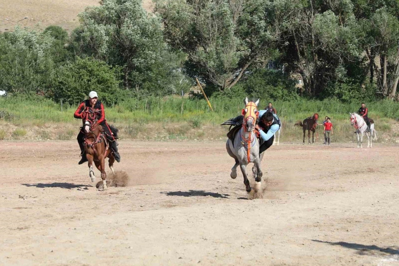 Bayburt’ta ’Dede Korkut Cirit Müsabakası’ düzenlendi
