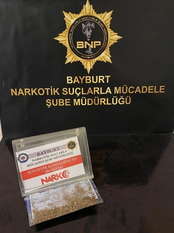 Bayburt’ta durdurulan araçtaki 2 şahsın üzerinde uyuşturucu madde bulundu