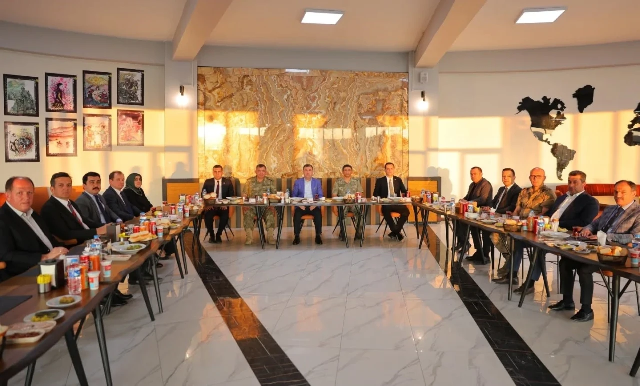 Bayburt’ta garnizon komutanı ve 2 ilçenin kaymakamları için veda yemeği düzenlendi
