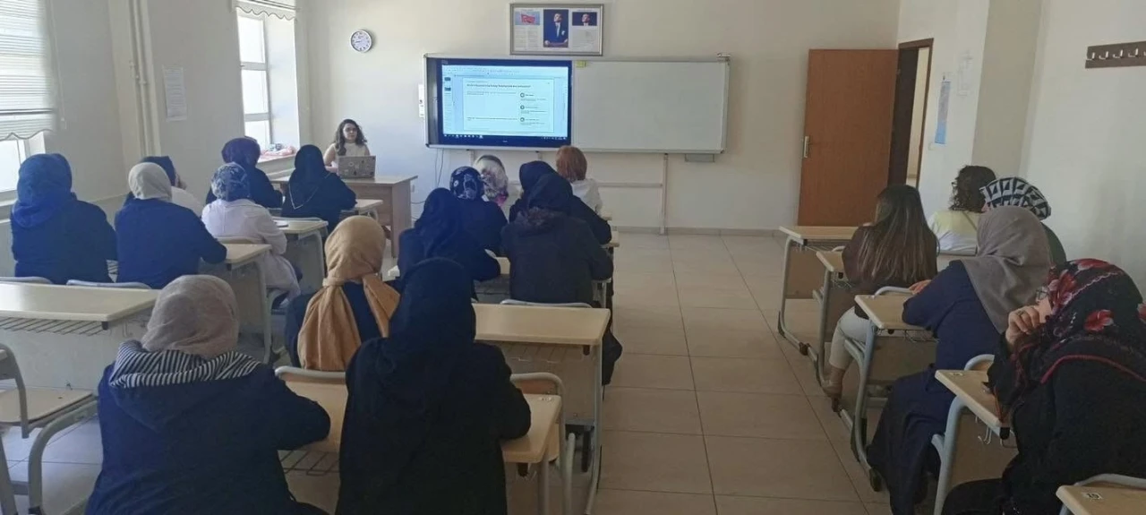 Bayburt&rsquo;ta HEM kursiyerlerine iletişim becerileri eğitimi verildi
