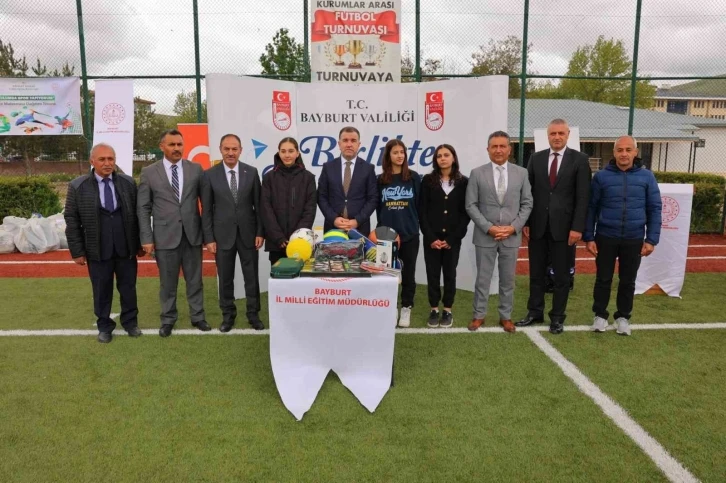 Bayburt’ta ilköğretim ve ortaokul öğrencilerine spor malzemeleri dağıtıldı
