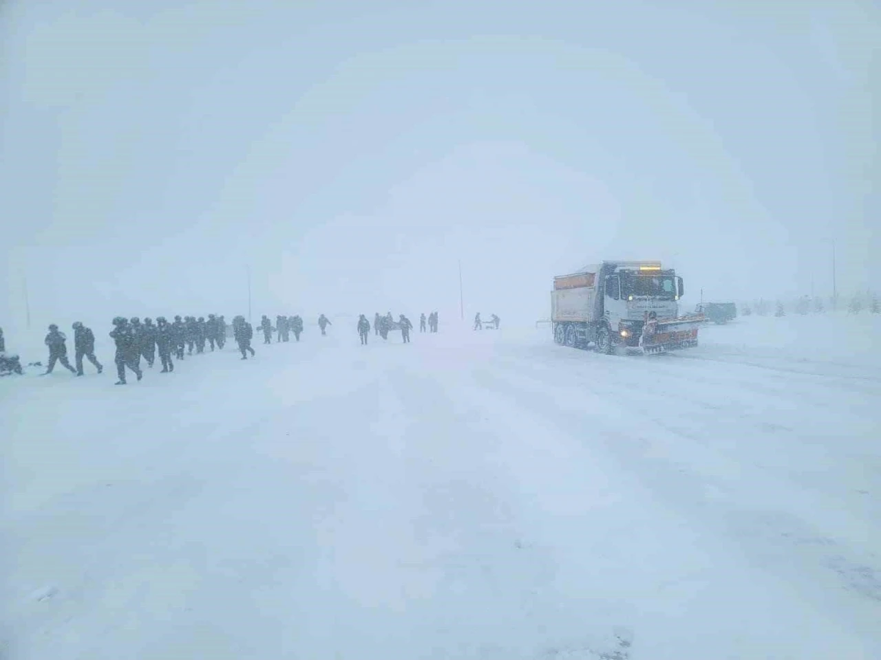Bayburt&rsquo;ta kar nedeniyle yolda kalan s&uuml;r&uuml;c&uuml;lerin yardımına ekipler yetişti
