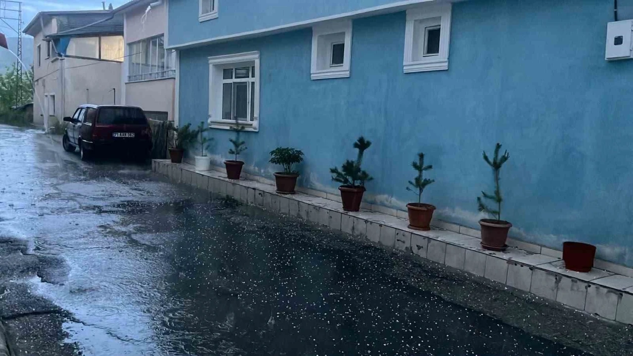 Bayburt’ta kısa süreli dolu etkili oldu