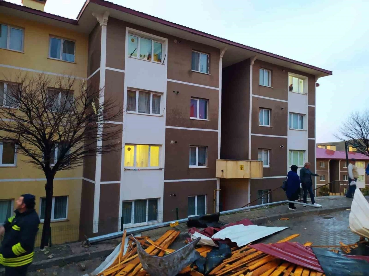 Bayburt’ta kuvvetli rüzgar evlerin çatılarını uçurdu
