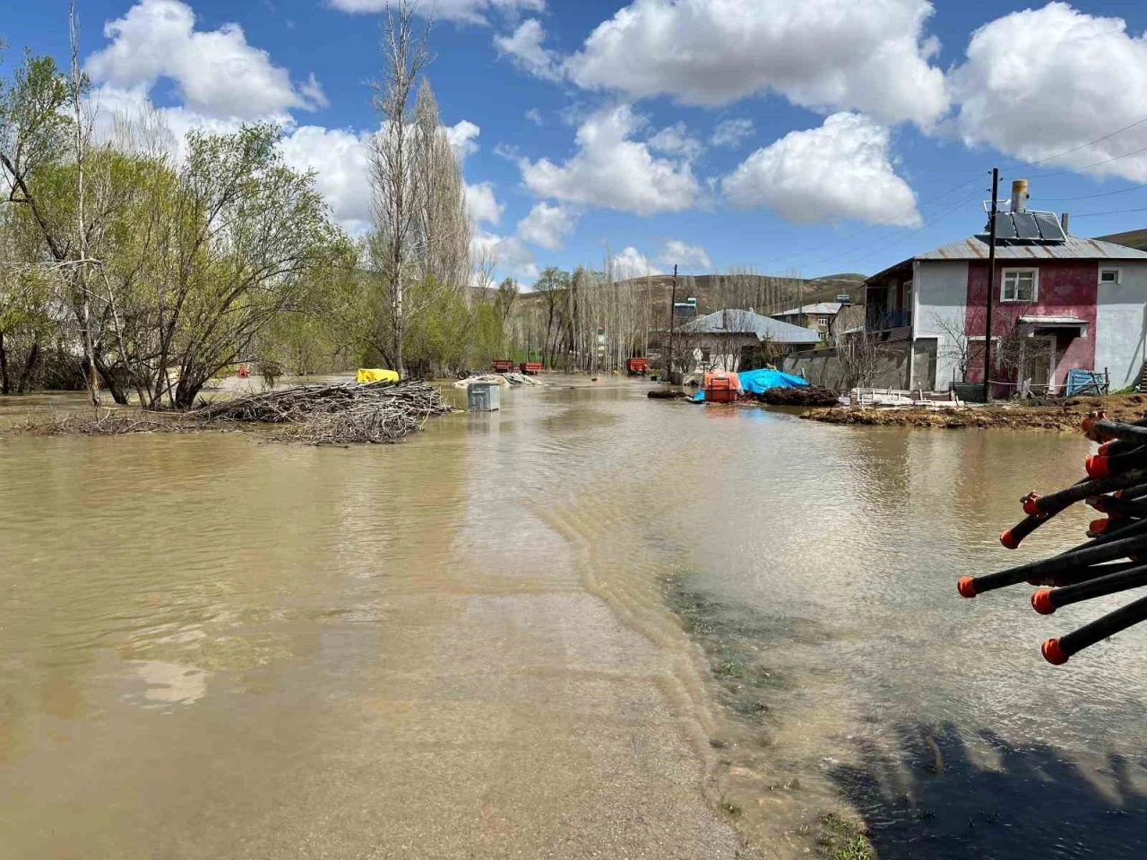 Bayburt’ta kuvvetli yağış sonrası dere taştı: Köy su altında kaldı
