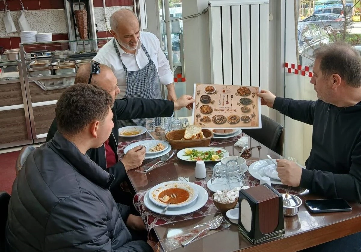 Bayburt&rsquo;ta lokantalara y&ouml;resel lezzetleri tanıtan servis materyalleri dağıtıldı
