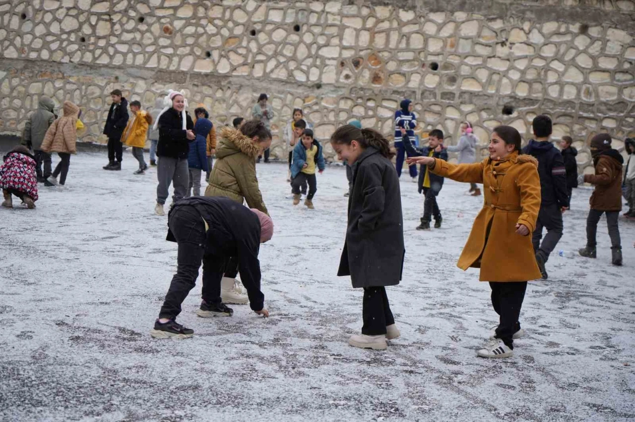 Bayburt’ta mevsimin ilk karı düştü: Öğrenciler bahçeye koştu
