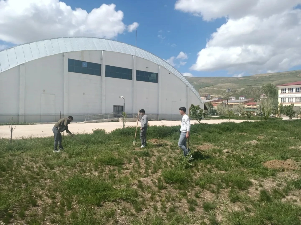 Bayburt’ta öğrenciler ‘Yeşil Vatan’ için fidan dikti