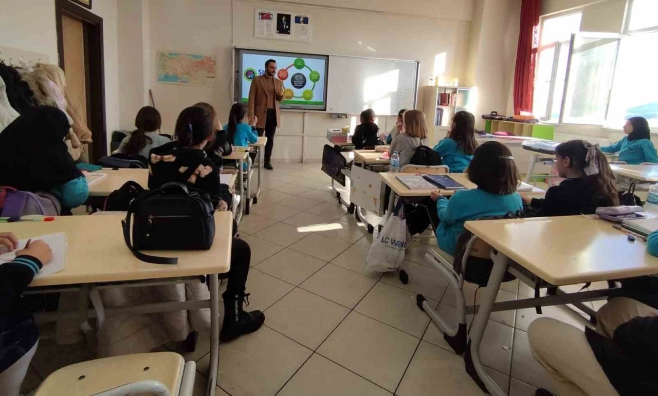 Bayburt&rsquo;ta &ouml;ğrencilere sıfır atık ve &ccedil;evre farkındalığı eğitimi verildi
