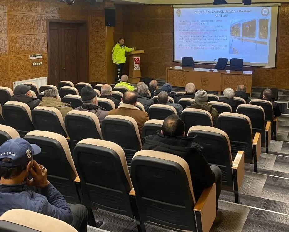 Bayburt&rsquo;ta okul servis s&uuml;r&uuml;c&uuml;lerine trafik eğitimi verildi
