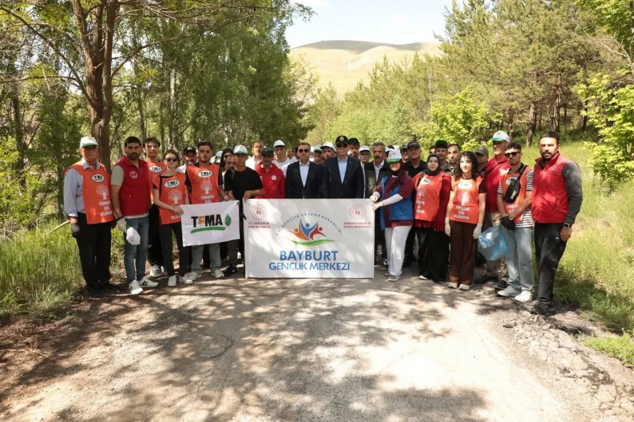 Bayburt&rsquo;ta &lsquo;Orman Benim&rsquo; etkinliğiyle &ccedil;evre temizliği yapıldı
