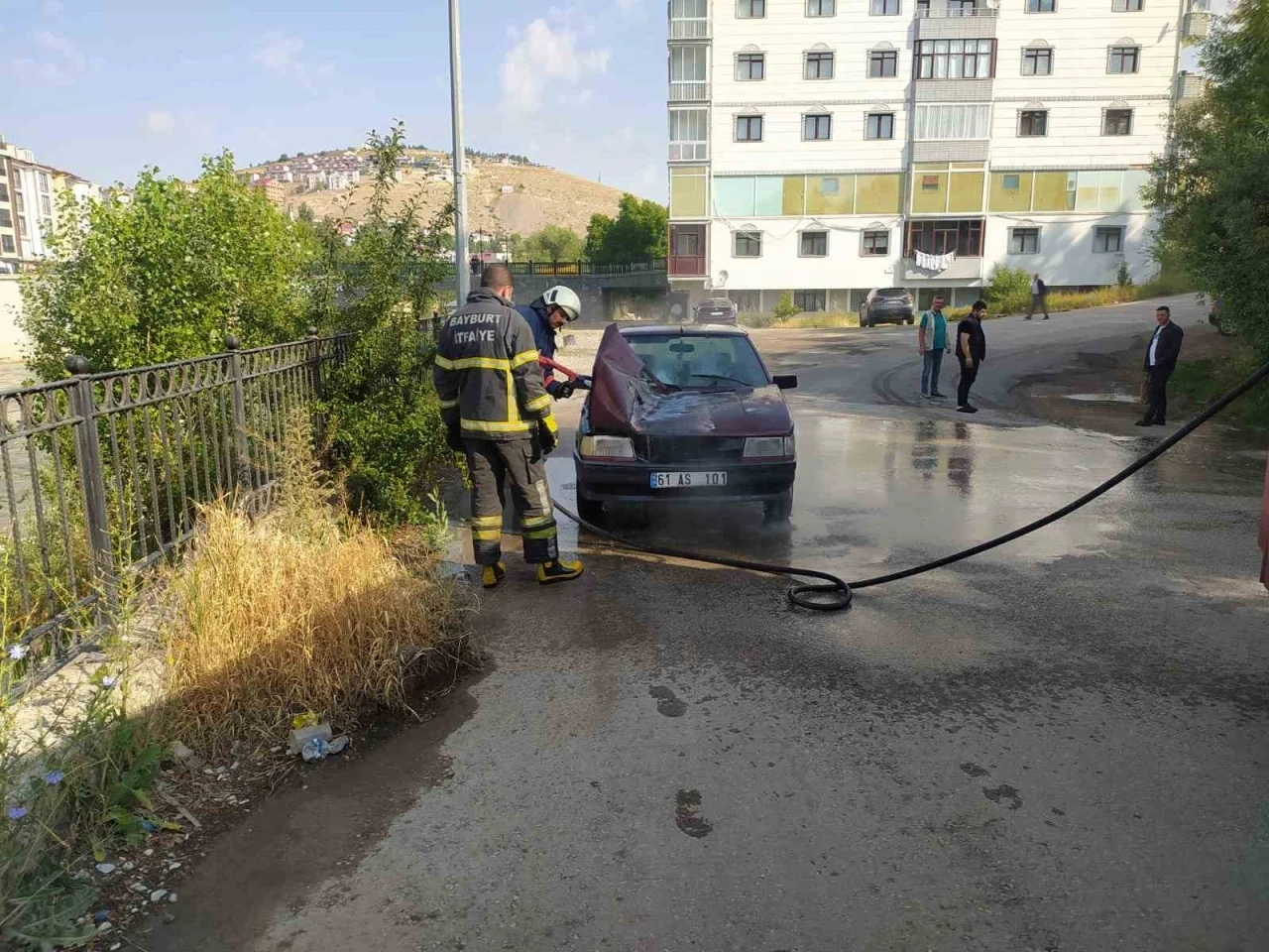 Bayburt’ta park halindeki otomobil alev aldı
