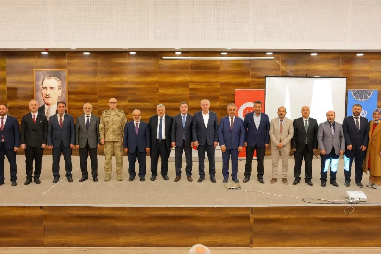 Bayburt’ta &quot;Peygamberimiz ve Aile Ahlakı&quot; konulu panel düzenlendi
