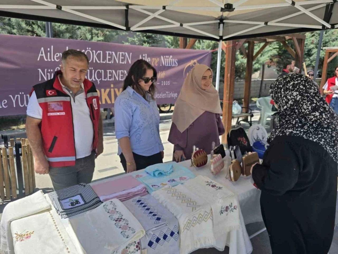 Bayburt&rsquo;ta şehit ve gazi ailelerinin el emeği &uuml;r&uuml;nleri sergilendi
