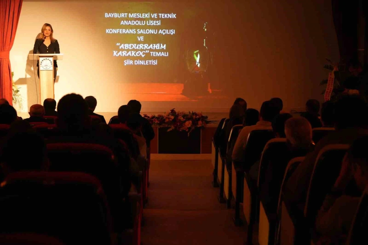 Bayburt&rsquo;ta sıfır atıkla yapılan konferans salonu şiir programıyla hizmete a&ccedil;ıldı
