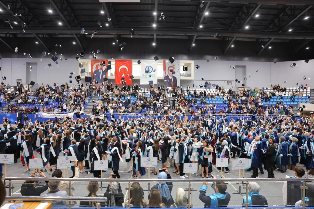 Bayburt’ta üniversite öğrencileri mezuniyet heyecanı yaşadı
