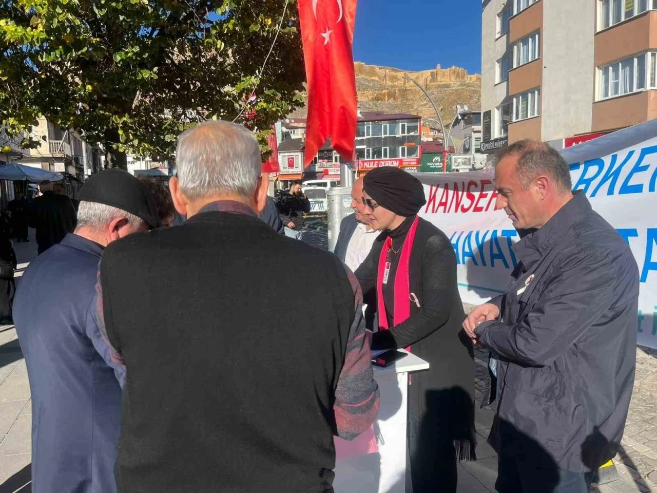 Bayburt’ta vatandaşlar ‘Erken Teşhis Hayat Kurtarır’ standında bilgilendiriliyor