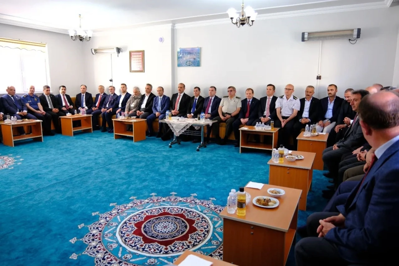 Bayburt’ta vatandaşlar ve protokol üyeleri geleneksel bayramlaşma programında bayramlaştı
