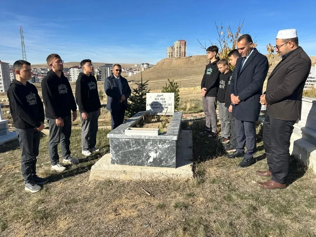 Bayburt’ta vefat eden öğretmenler mezarları başında dualarla anıldı
