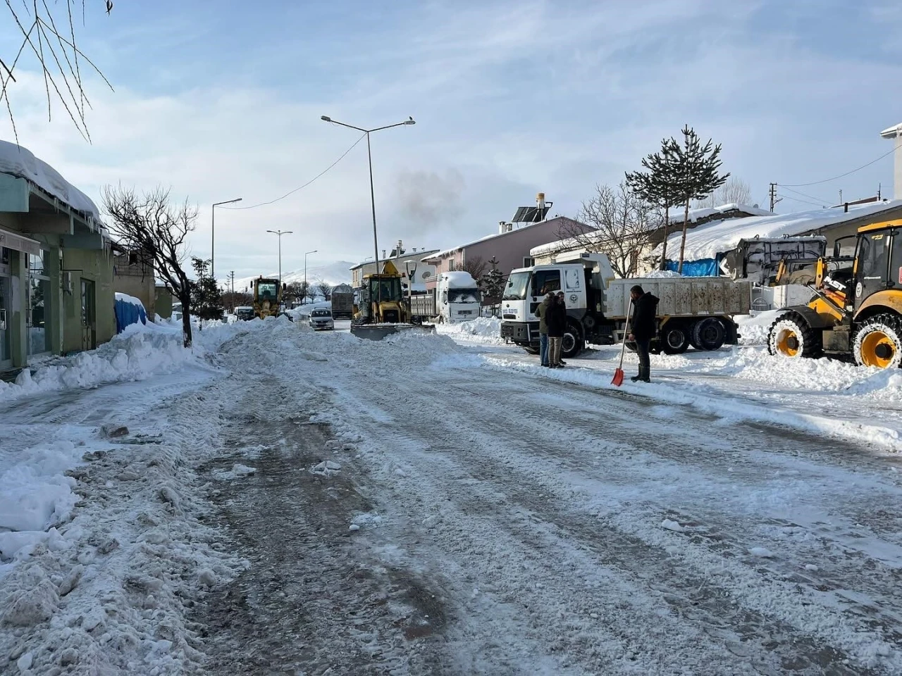 Bayburt’un Demirözü ve Aydıntepe ilçelerinde kar temizliği yapılıyor