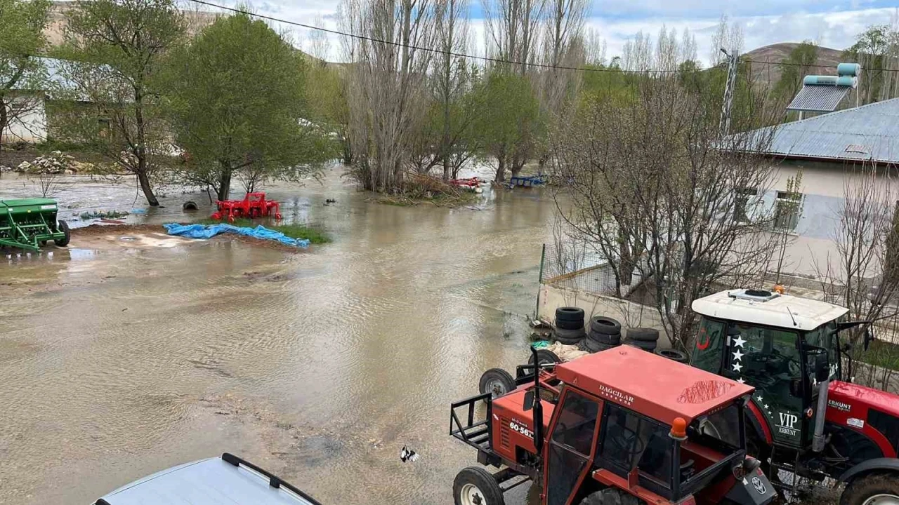 Bayburt&rsquo;un Kırkpınar k&ouml;y&uuml;nde debisi artan dere taşkına neden oldu
