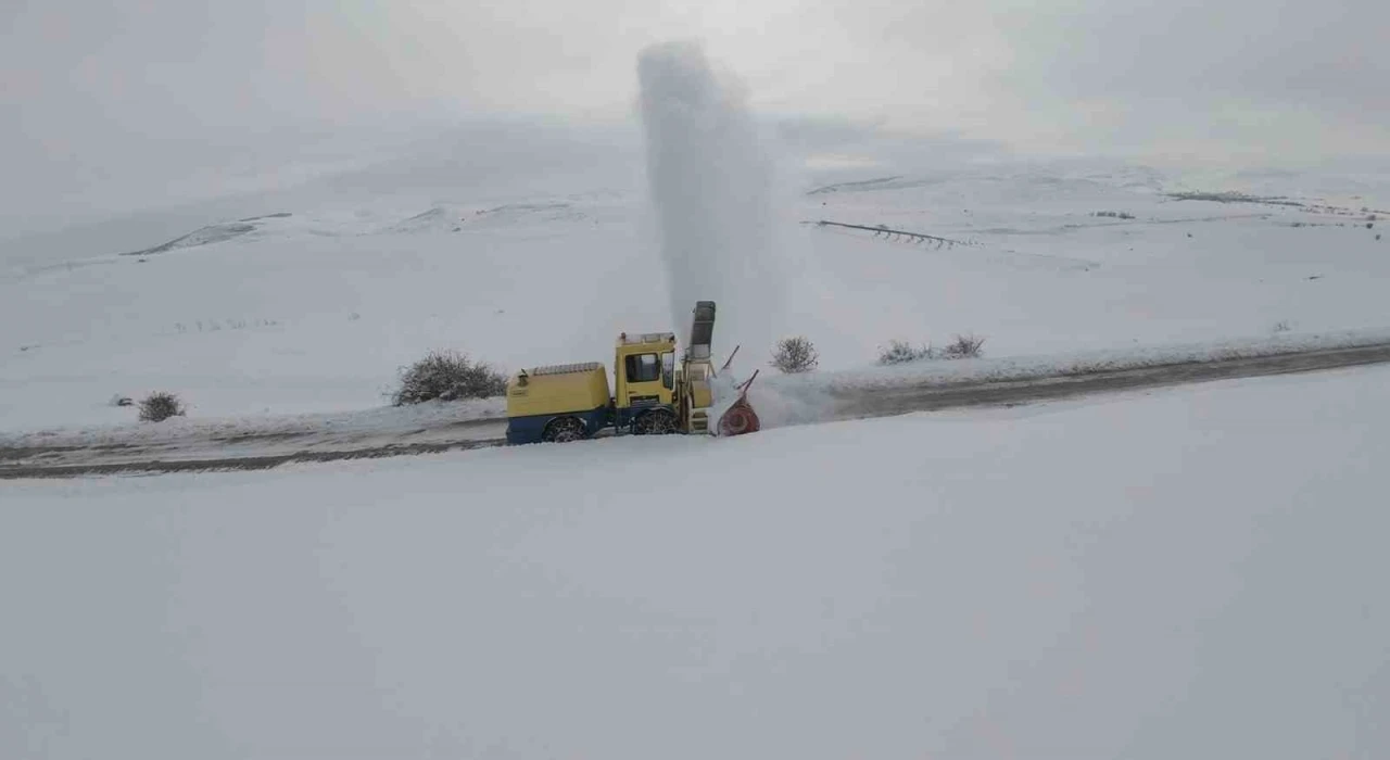 Bayburt&rsquo;un k&ouml;y yollarında karla m&uuml;cadeleye başlandı
