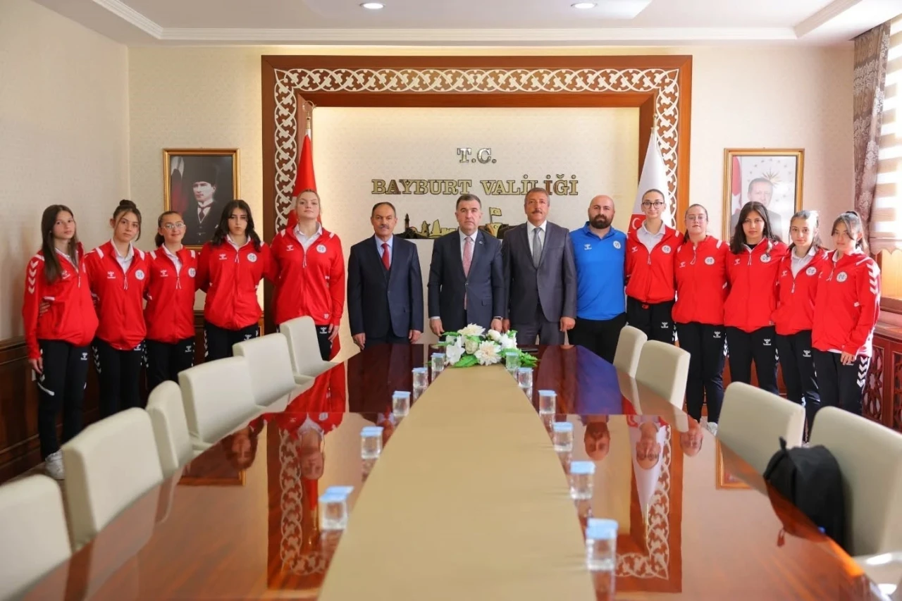 Bayburt’un voleybolcu kızları Vali Eldivan’ı ziyaret etti

