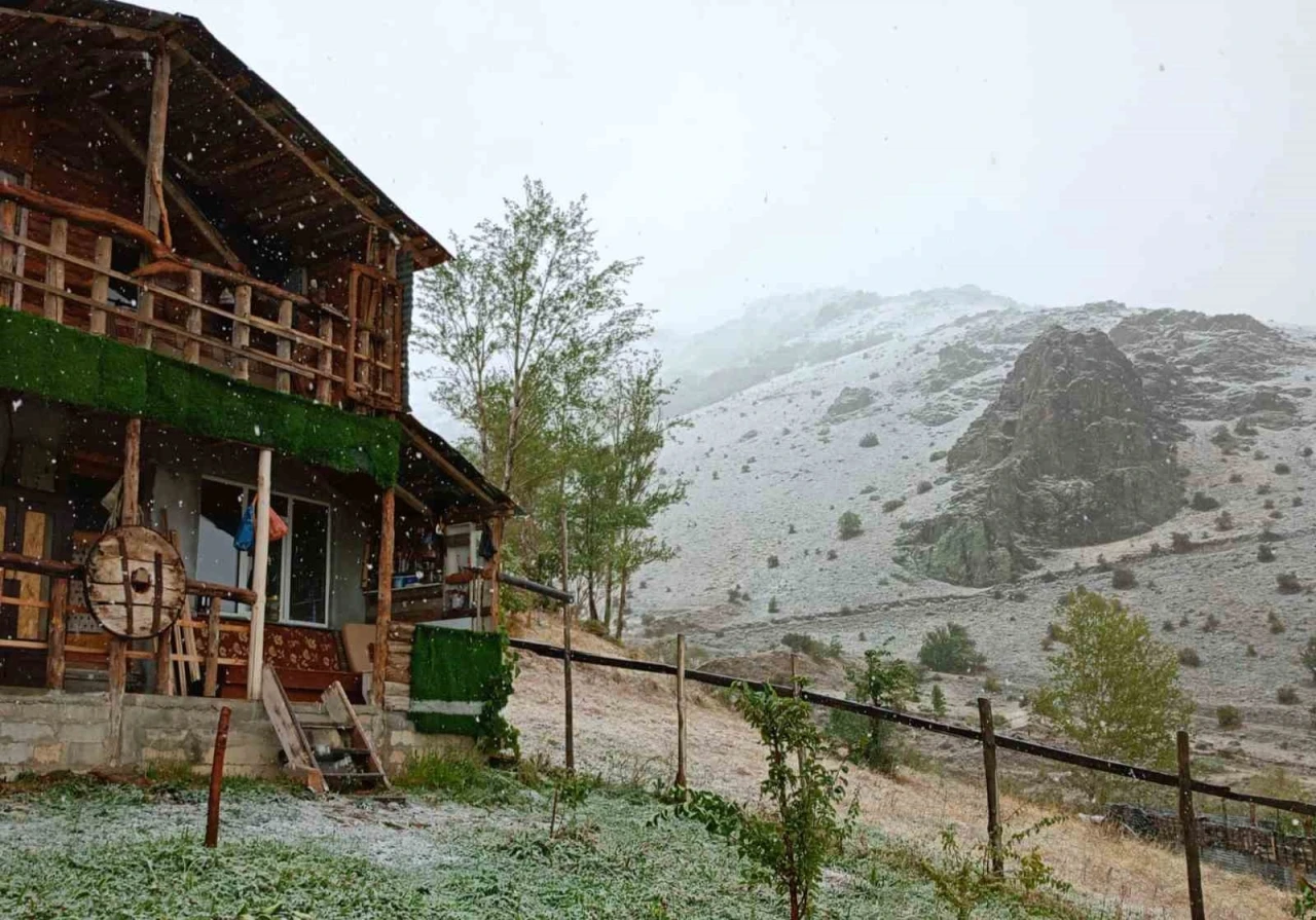 Bayburt’un yüksek rakımlı köylerinde kar yağışı etkili oldu
