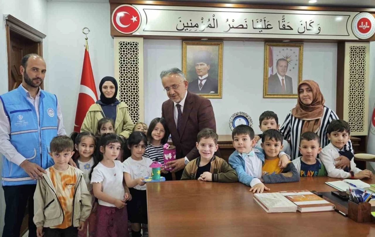 Bayburtlu minikler kumbaralarındaki parayı yetimlerle paylaştı
