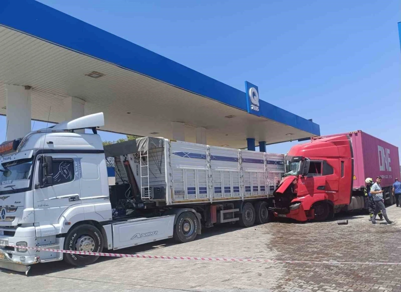 Baygınlık ge&ccedil;iren tır şof&ouml;r&uuml; istasyonda yakıt alan başka bir tıra &ccedil;arptı
