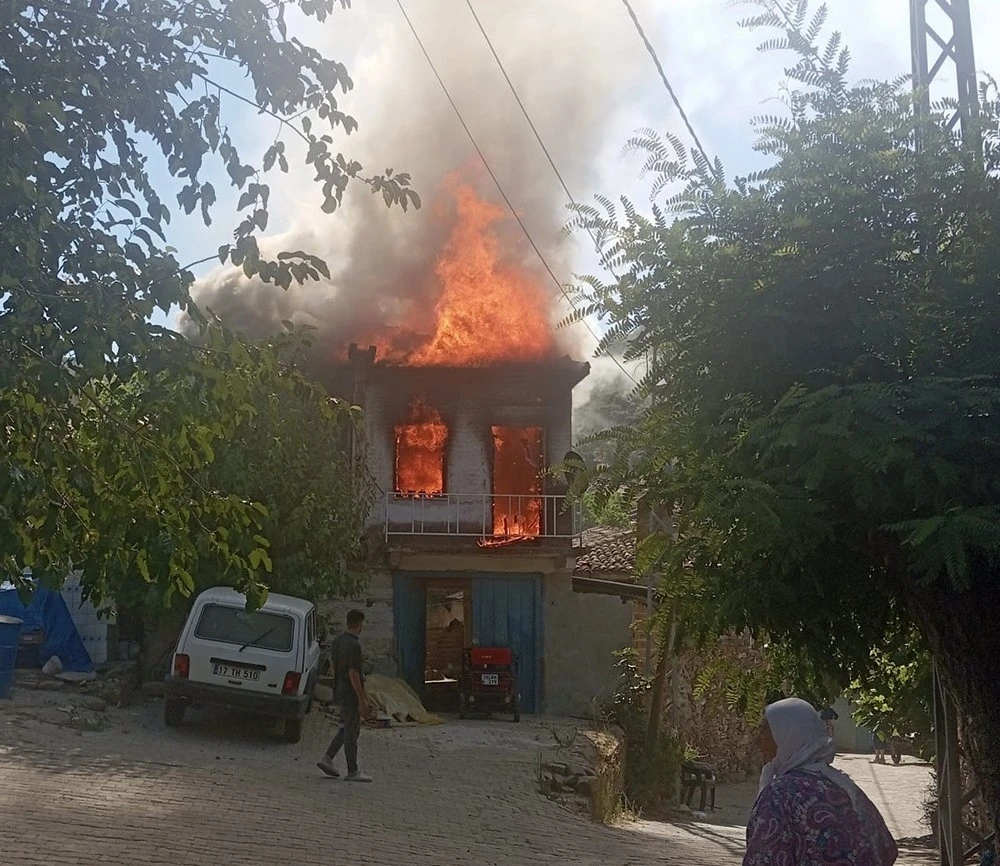 Bayındır&rsquo;da iki katlı ev yanarak k&uuml;l oldu
