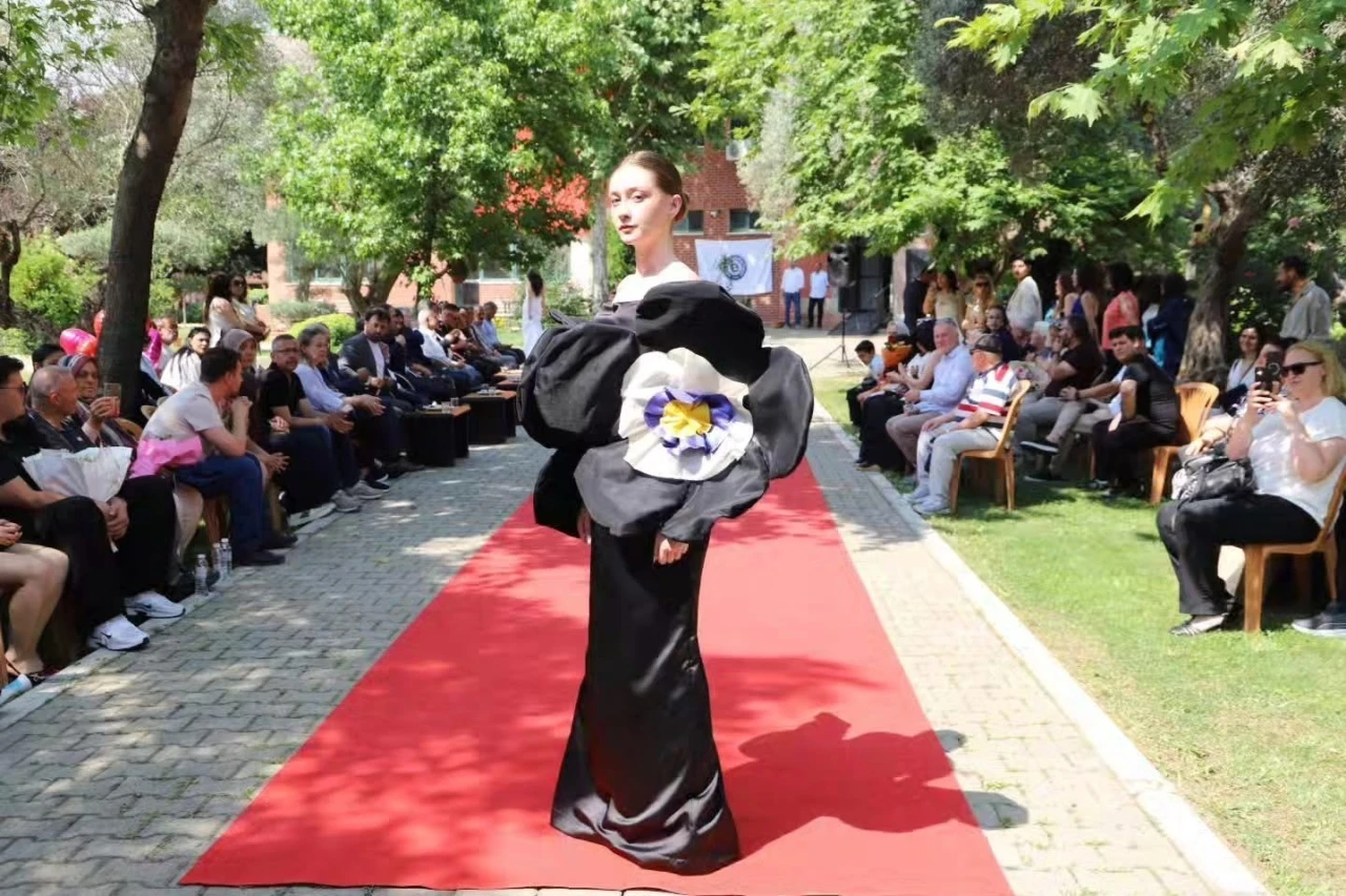 Bayındır&rsquo;da moda tasarımı defilesi damga vurdu
