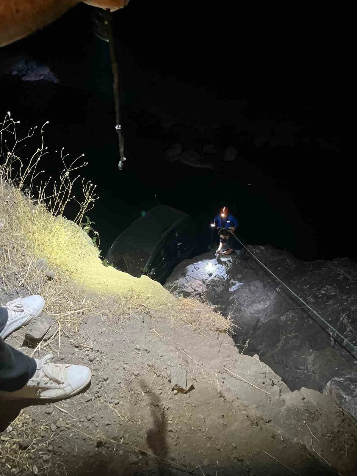 Baykan’da hafif ticari araç dereye uçtu: 1 yaralı
