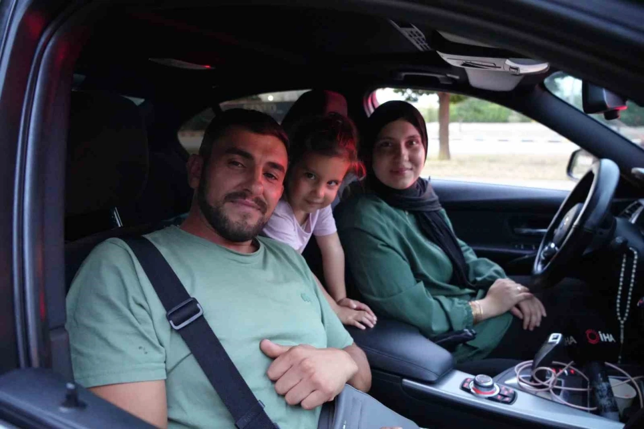 Bayrak ve ezan hasretiyle yola &ccedil;ıkan gurbet&ccedil;ilerin Kapıkule&rsquo;den yurda girişleri s&uuml;r&uuml;yor
