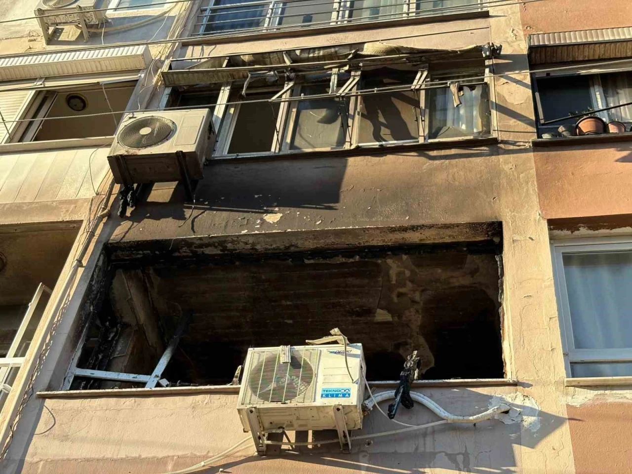 Bayraklı’da apartmanda yangın paniği
