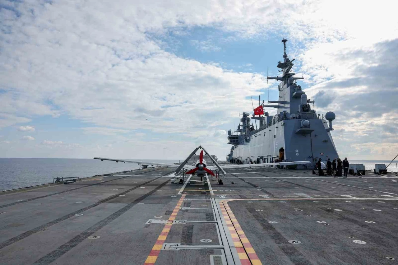 Bayraktar TB3, TCG Anadolu gemisinde 100 sortiyi tamamladı
