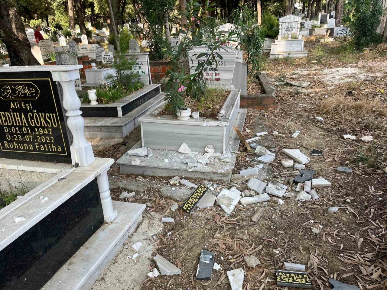 Bayram arifesinde mezarlığa gelen vatandaşlar hayatlarının şokunu yaşadı
