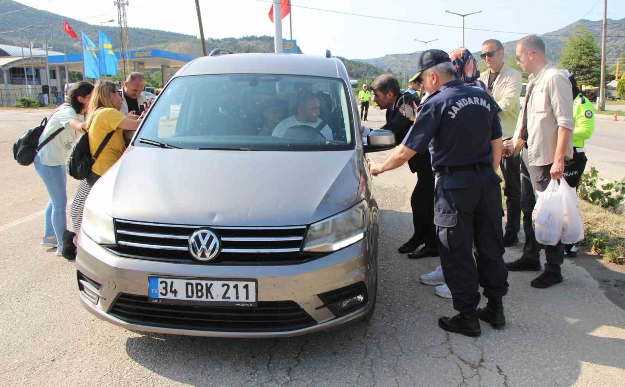 Bayram için yola çıkan sürücülere Amasya çöreği jesti
