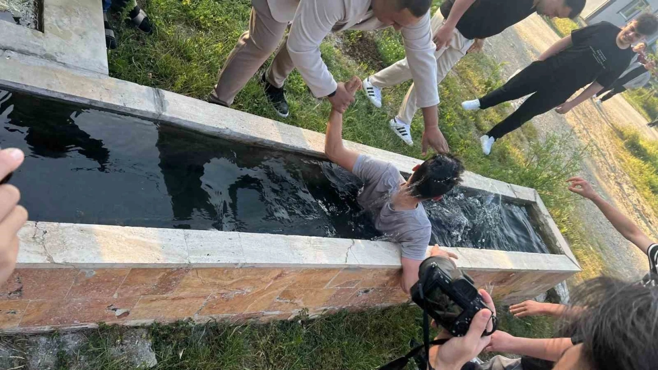 Bayram namazına gelmeyenleri buz gibi suda uyandırıyorlar
