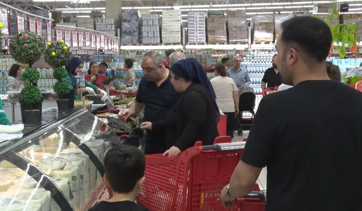 Bayram öncesi büyük indirim yapılan markete vatandaşlar akın etti
