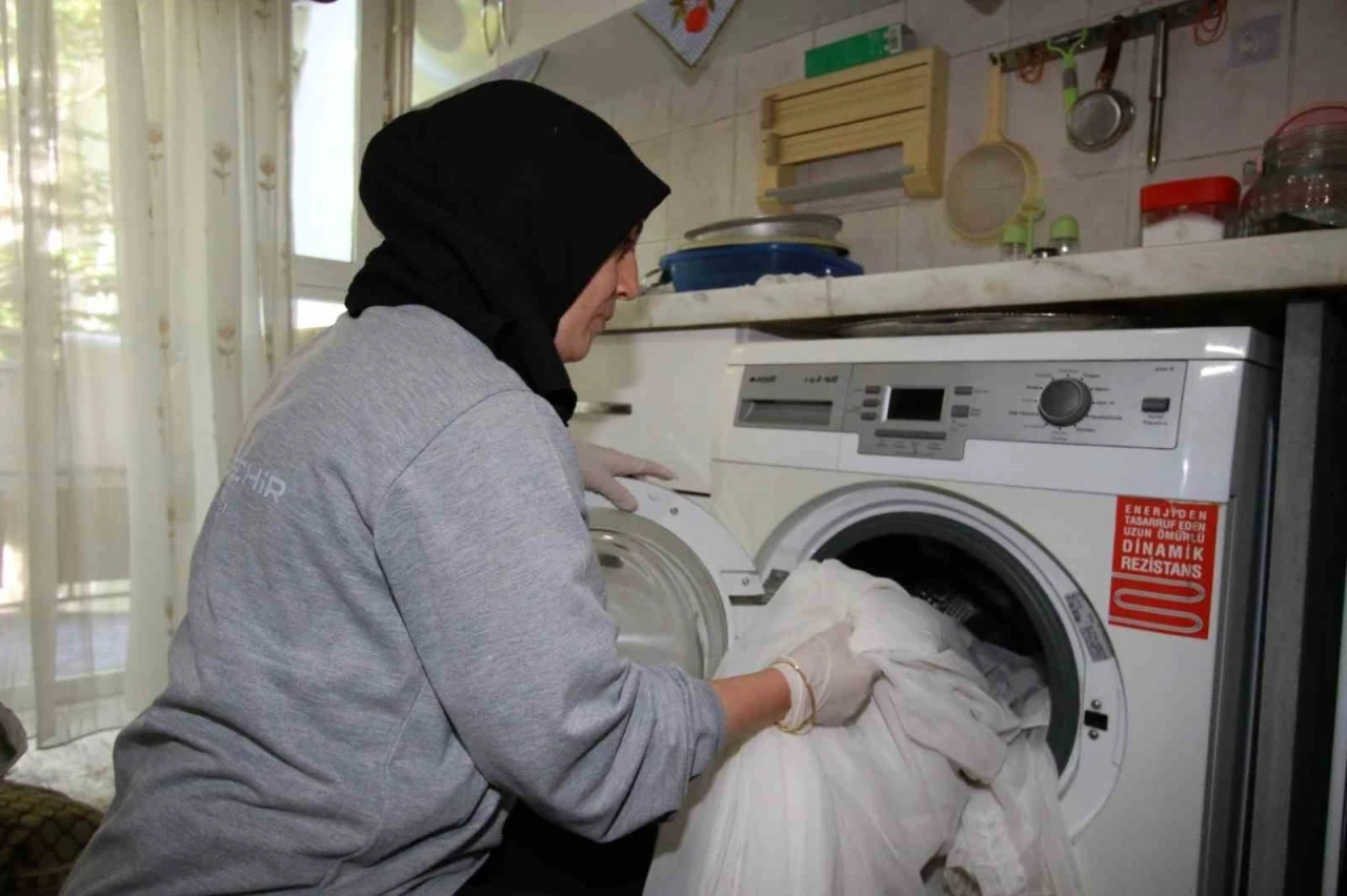Bayram öncesi evde bakım hizmetiyle yaşlı ve engellilerin yüzü güldü
