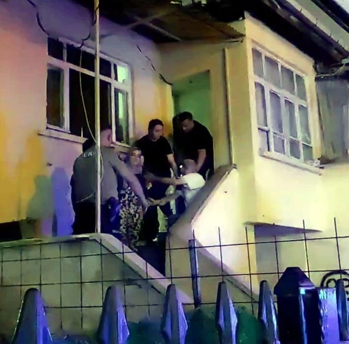 Bayrama bıçaklı tartışmayla girdiler: 2 gözaltı
