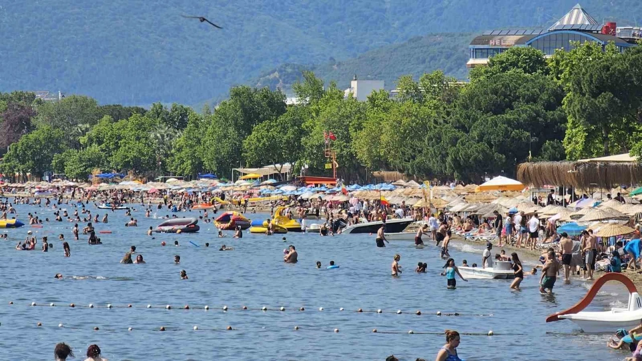 Bayramda Erdek’e ziyaretçi akını, sahiller tıklım tıklım

