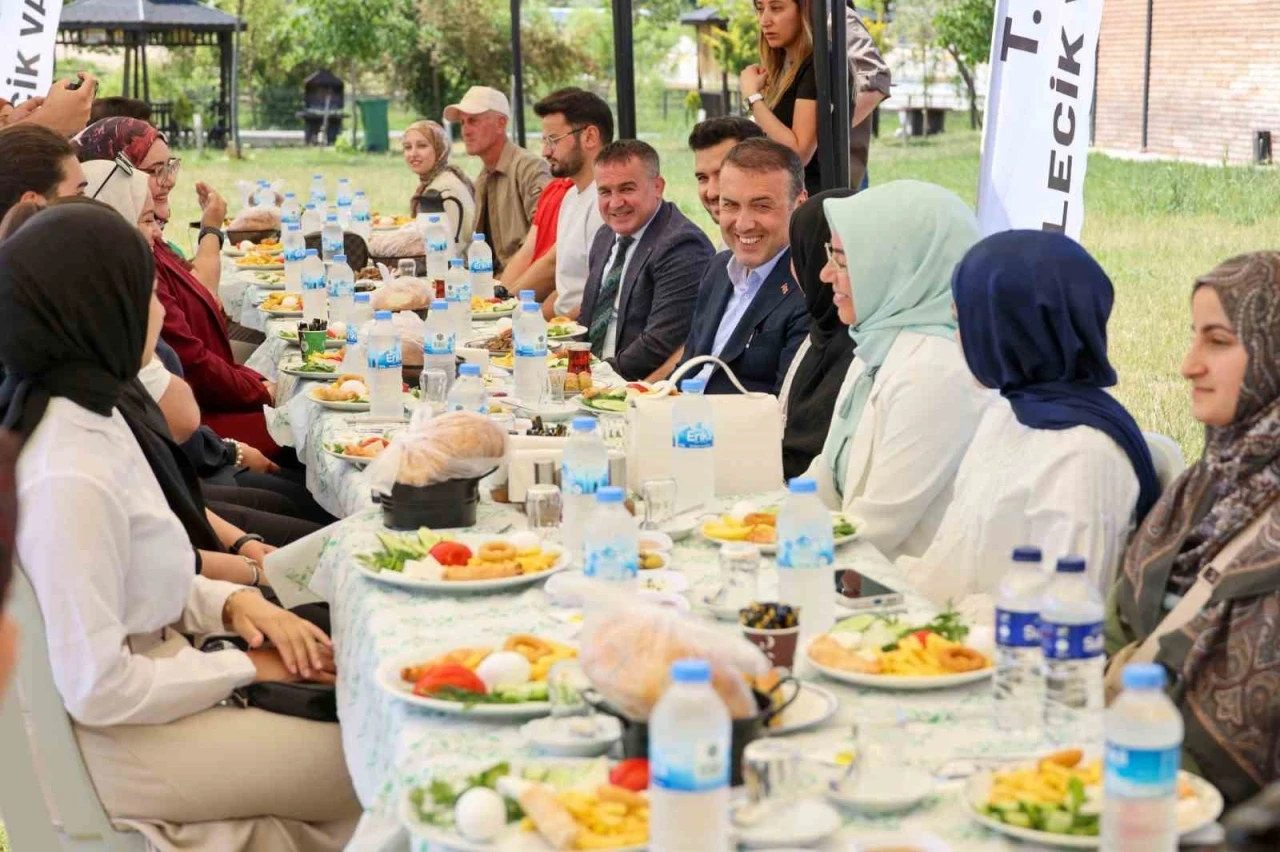 Bayramda evine gidemeyen öğrencilerle bir araya geldi
