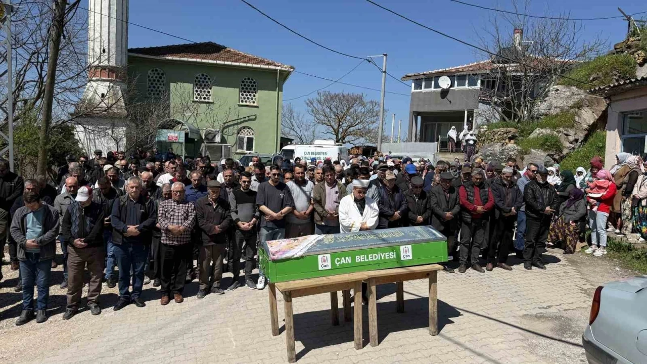 Bayrami&ccedil;&rsquo;te kocası tarafından av t&uuml;feğiyle &ouml;ld&uuml;r&uuml;len kadın toprağa verildi
