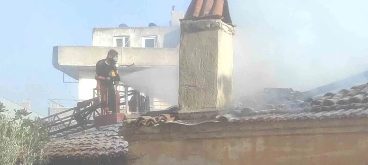 Bayrami&ccedil;&rsquo;te tek katlı boş ev yanarak kullanılamaz hale geldi
