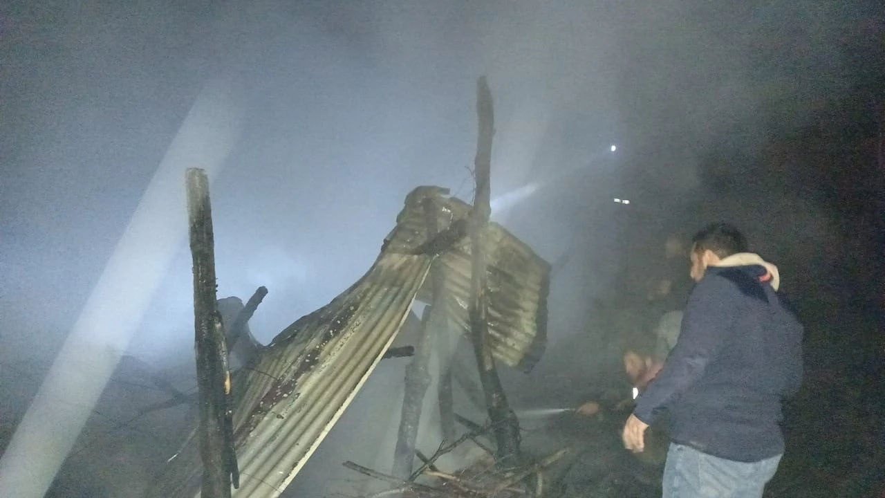 Bayramiç’te yanan traktör kullanılamaz hale geldi