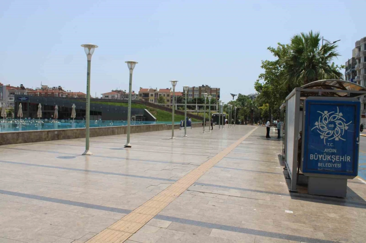 Bayramın ilk günü sıcak hava ile birlikte sokaklar boş kaldı
