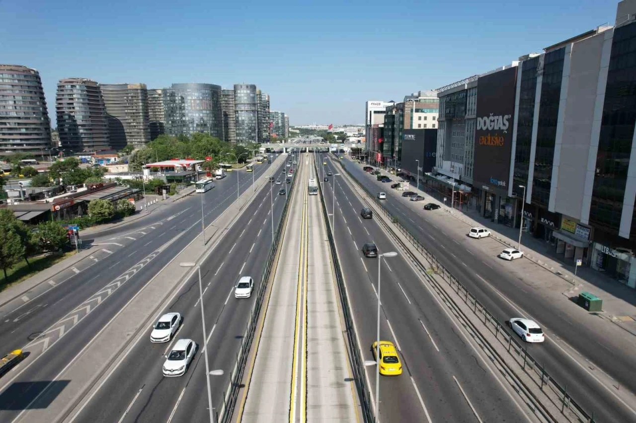 Bayramın ilk gününde yollar boş kaldı
