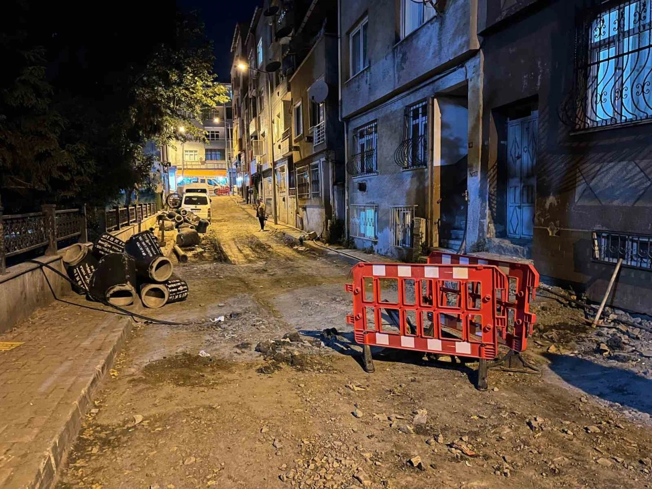 Bayrampaşa’da altyapı çalışması yapılan sokakta rögar kapağı patladı
